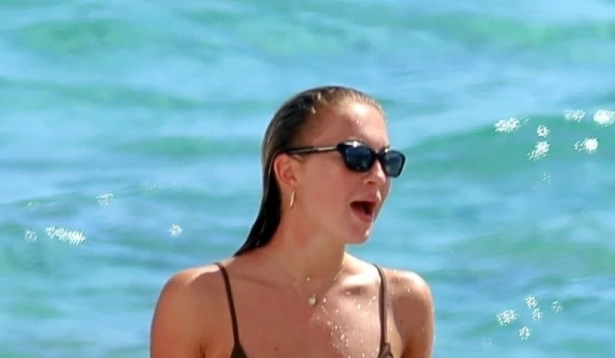 Vajza e Kate Moss me bikini MINIATURE më e nxehtë se dita më e nxehtë e korrikut: Fotot e plazhit HOT & FIRE teksa shpërthen me vetëbesim duke e ditur se duket si një perëndeshë GREKE